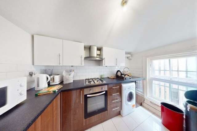 Maisonette to rent in Court Street, London E1