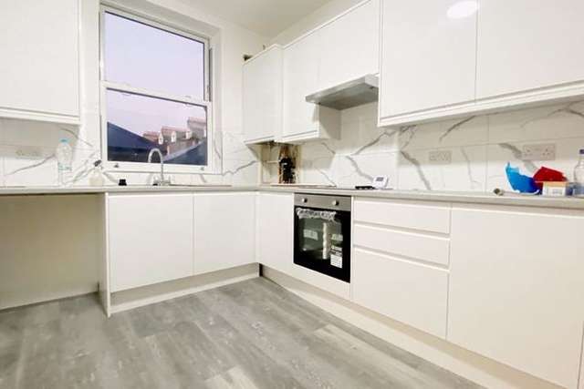 Flat to rent in Stroud Green Road, London N4