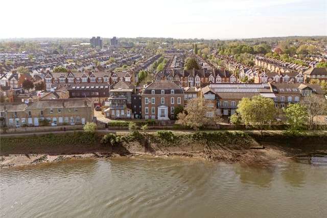 Flat for sale in Mortlake High Street, London SW14