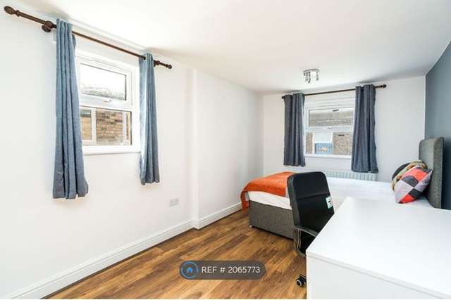 Flat to rent in Greyhound Road, London W6