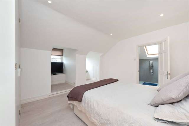 Maisonette to rent in Lauderdale Road, Maida Hill W9