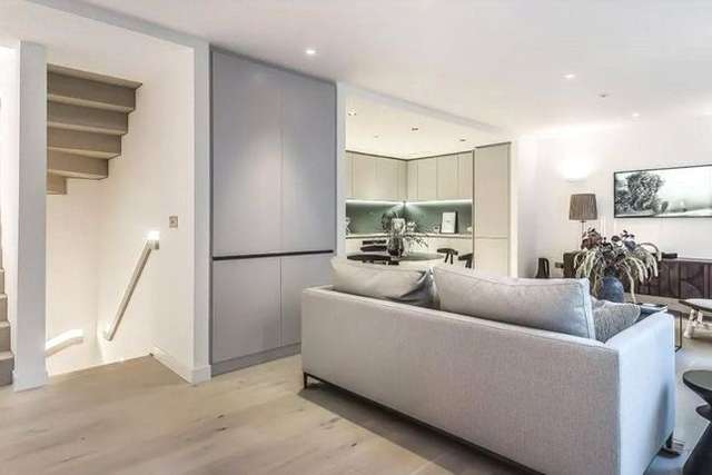 Town house to rent in Fulham Road, London SW6