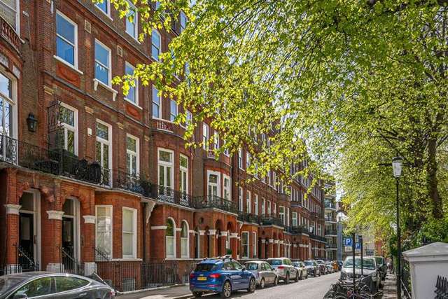 Flat for sale in Gledhow Gardens, London SW5