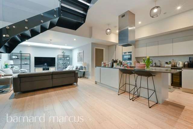 Town house for sale in Stormont Road, London SW11