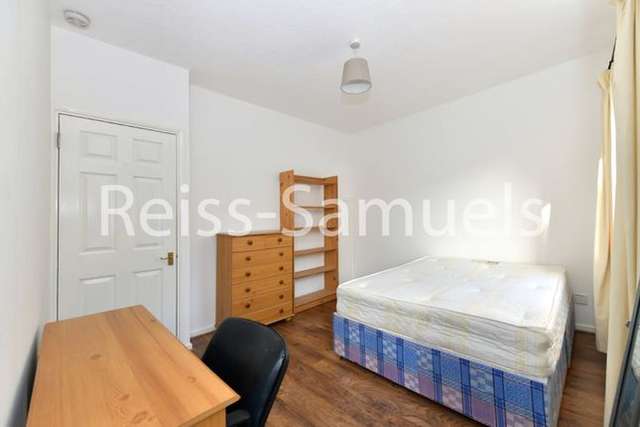 Town house to rent in Barnfield Place, London E14