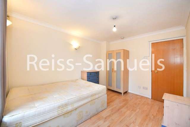 Town house to rent in Lockesfield Place, Isle Of Dogs, Docklands, London E14