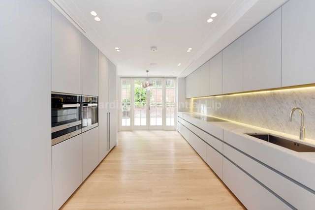 Flat for sale in Park View Road, London W5