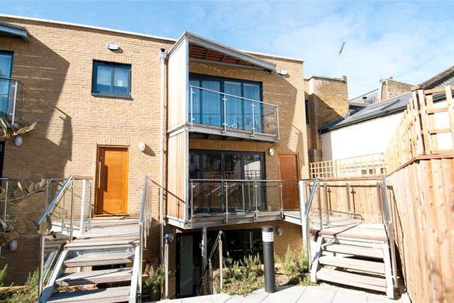 Mews house for sale in Salisbury Mews, Fulham, London SW6