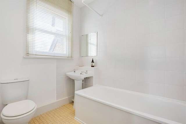 Maisonette to rent in Ifield Road, London SW10