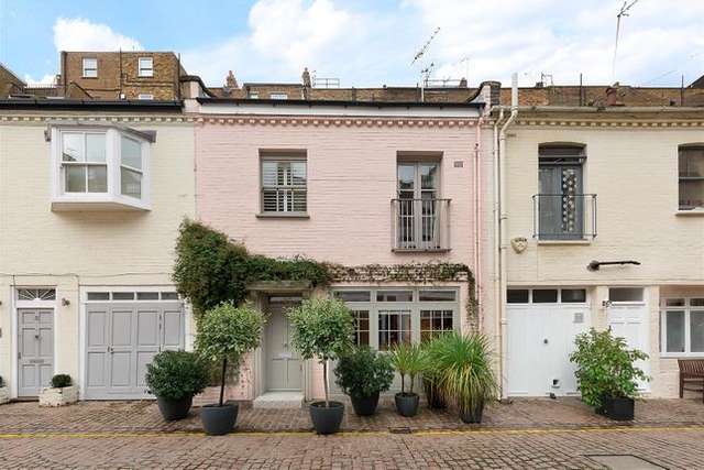 Mews house for sale in Petersham Mews, London SW7