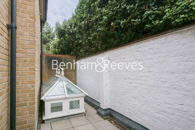 Mews house to rent in Farrier Walk, Chelsea SW10
