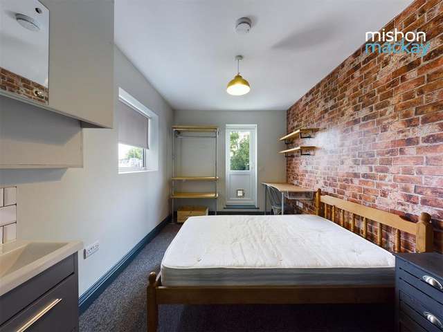 6 bedroom flat to rent
