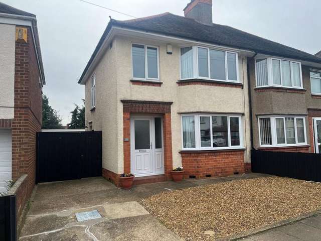 3 bedroom semi-detached house to rent