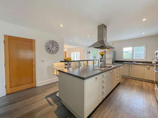 6 bedroom detached house for sale