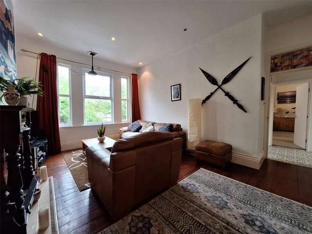 3 bedroom flat for sale