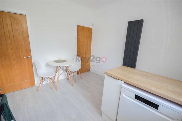 3 bedroom end of terrace house to rent