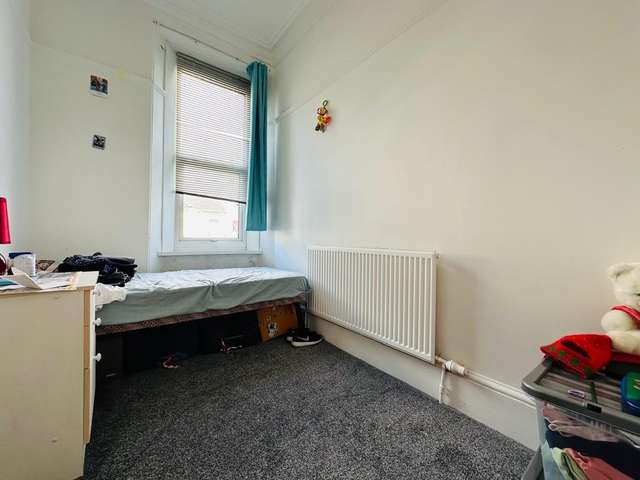 3 bedroom flat for sale