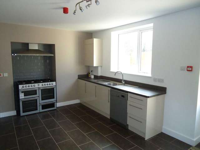 6 bedroom detached house to rent