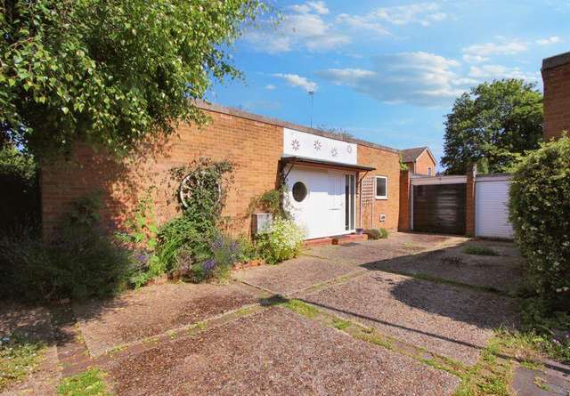Bungalow For Sale in Reading, England