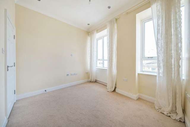 Apartment For Rent in Slough, England