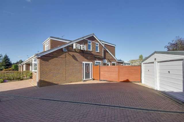 Bungalow For Sale in South Cave, England