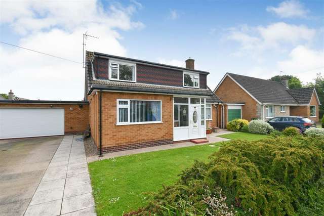 Bungalow For Sale in Cottingham, England