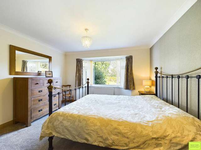 Bungalow For Sale in North East Derbyshire, England