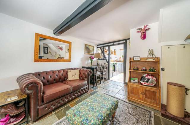 Cottage For Sale in Wootton, England