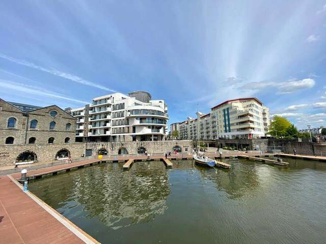 Apartment For Rent in Bristol, England