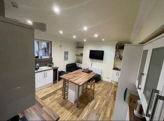 Apartment For Rent in Bristol, England