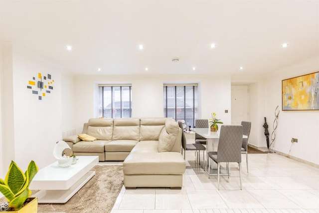 Apartment For Sale in Bristol, England