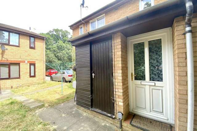 Maisonette For Rent in Slough, England