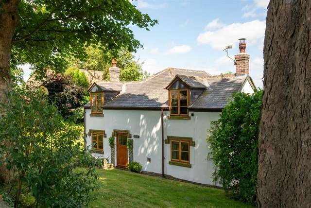 Cottage For Sale in Chesterfield, England
