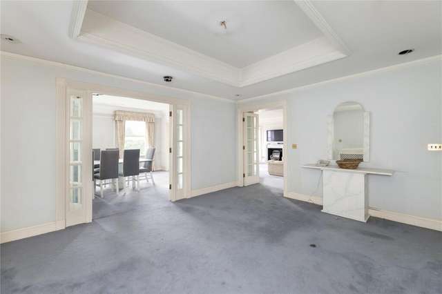 Apartment For Sale in London, England