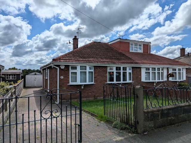 Bungalow For Rent in Crewe, England