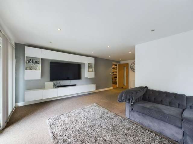 Apartment For Sale in Newport, Wales