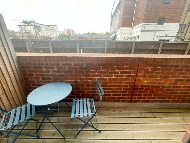Apartment For Rent in Slough, England