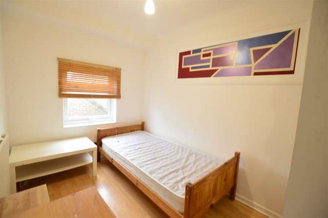 Detached house For Rent in Slough, England