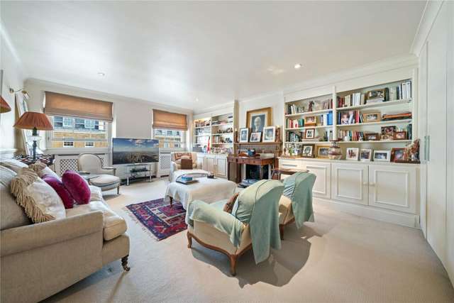Apartment For Sale in London, England