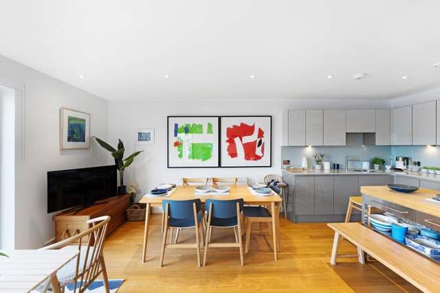 Flat For Sale in Bristol, England