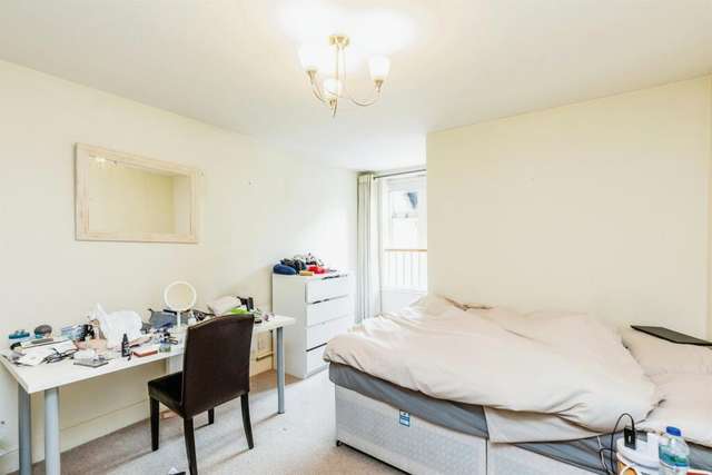 Apartment For Sale in Bristol, England