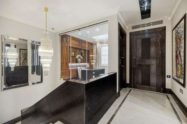 Apartment For Sale in London, England