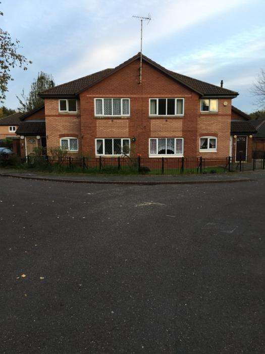 1 bed flat in Hallwood Park