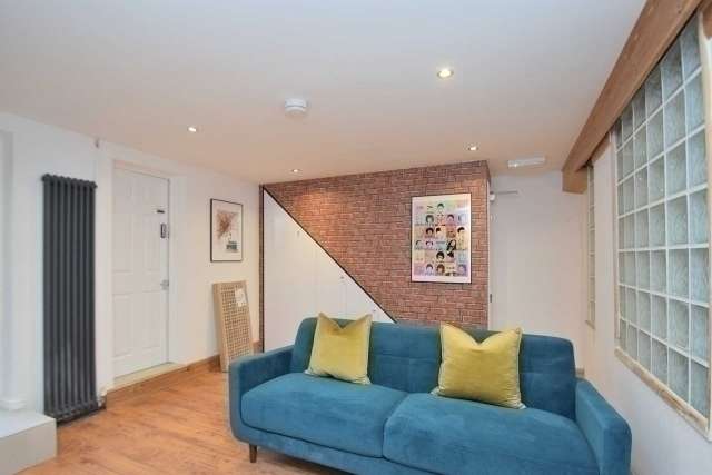 4 Bedroom End of Terrace House for Sale