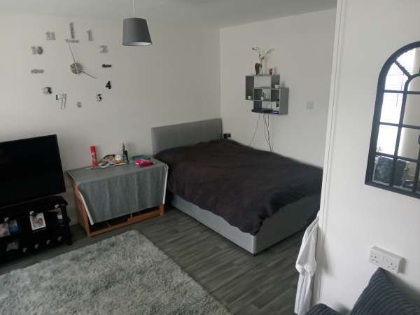 Flat For Rent in Woking, England