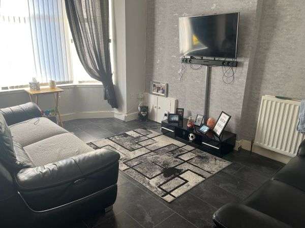 Flat For Rent in Clydebank, Scotland