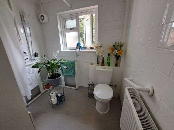 Bungalow For Rent in Horsham, England