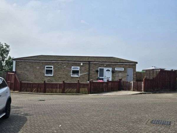 Bungalow For Rent in Rotherham, England