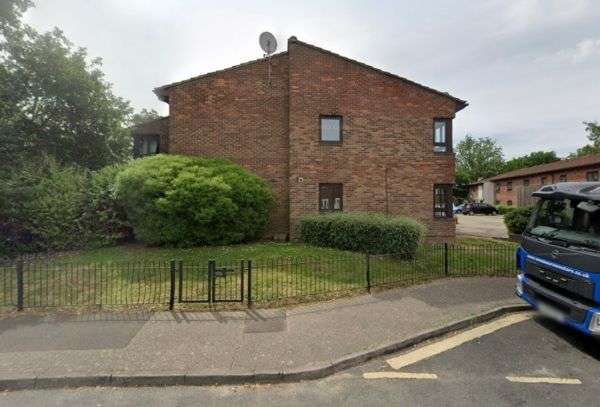Flat For Rent in Crawley, England