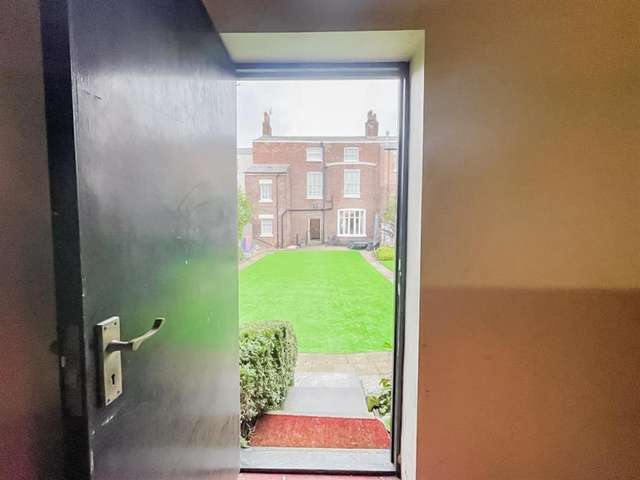 6 bedroom Town house
 For Sale